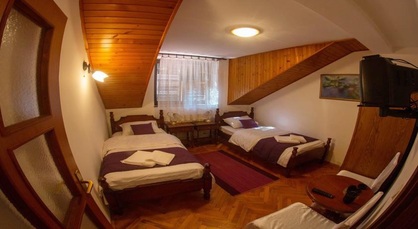 Beli Dvor Hotel ซอมโบร์ ภายนอก รูปภาพ