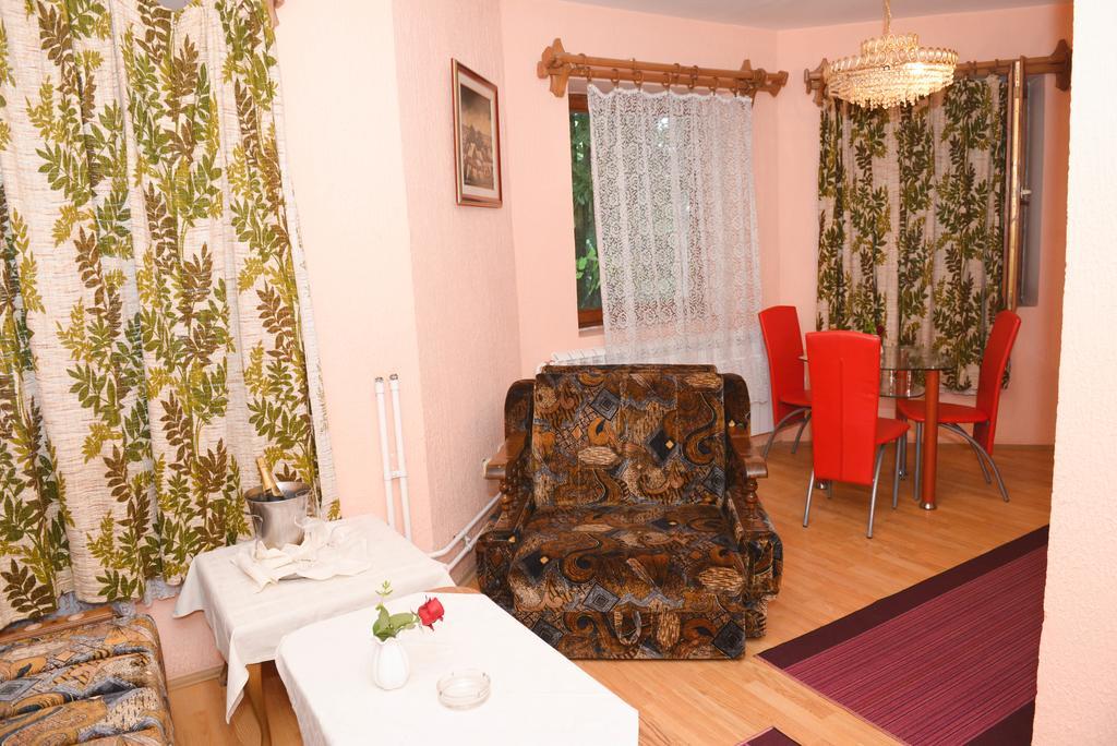 Beli Dvor Hotel ซอมโบร์ ห้อง รูปภาพ