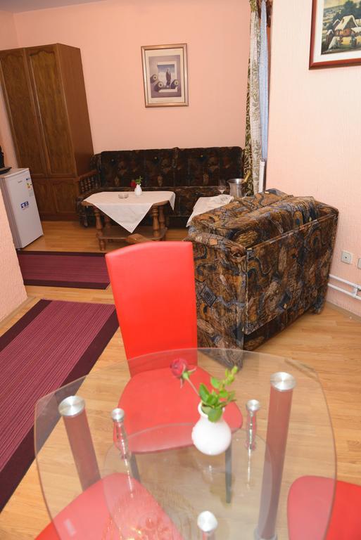 Beli Dvor Hotel ซอมโบร์ ห้อง รูปภาพ