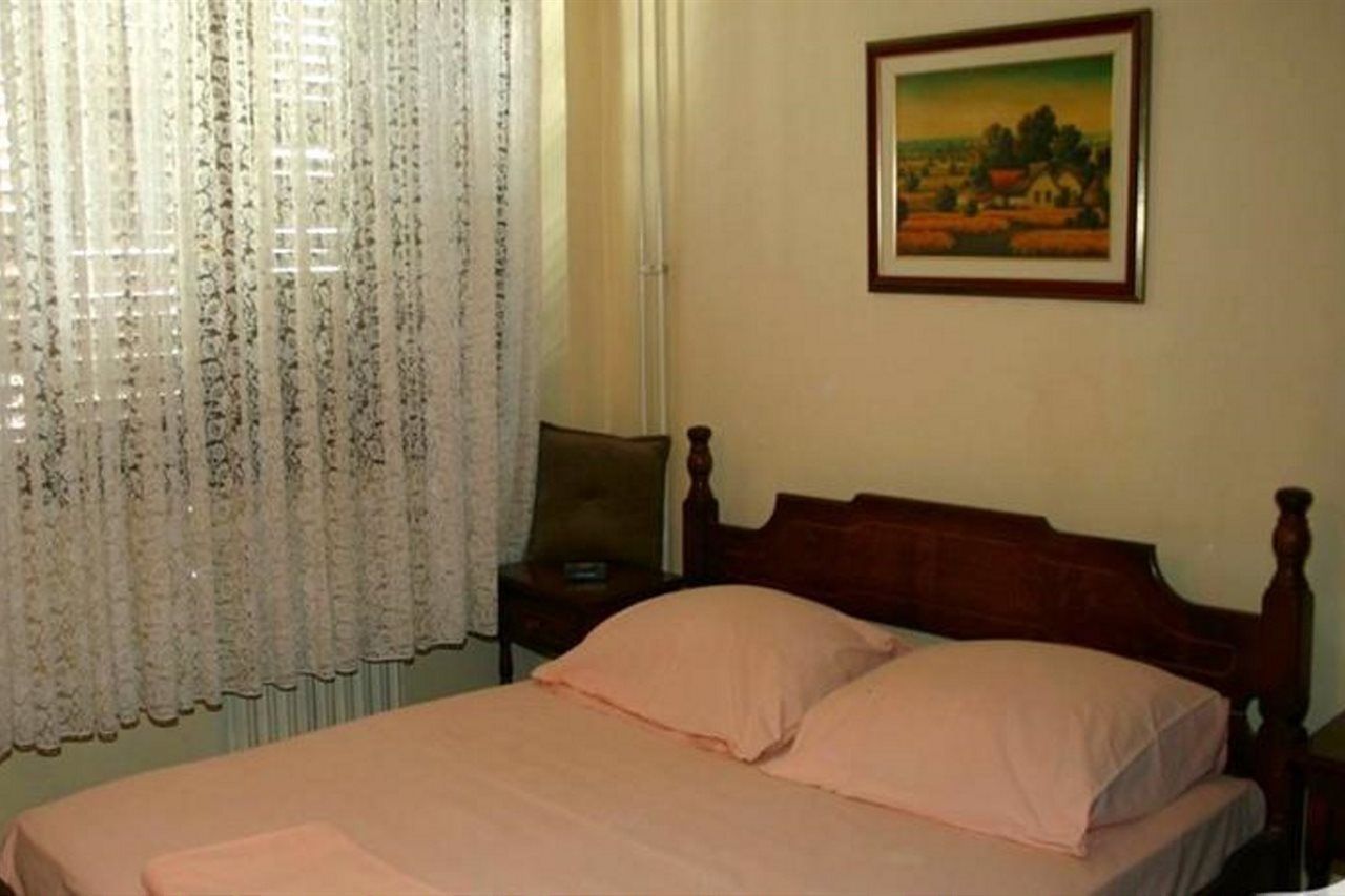 Beli Dvor Hotel ซอมโบร์ ภายนอก รูปภาพ