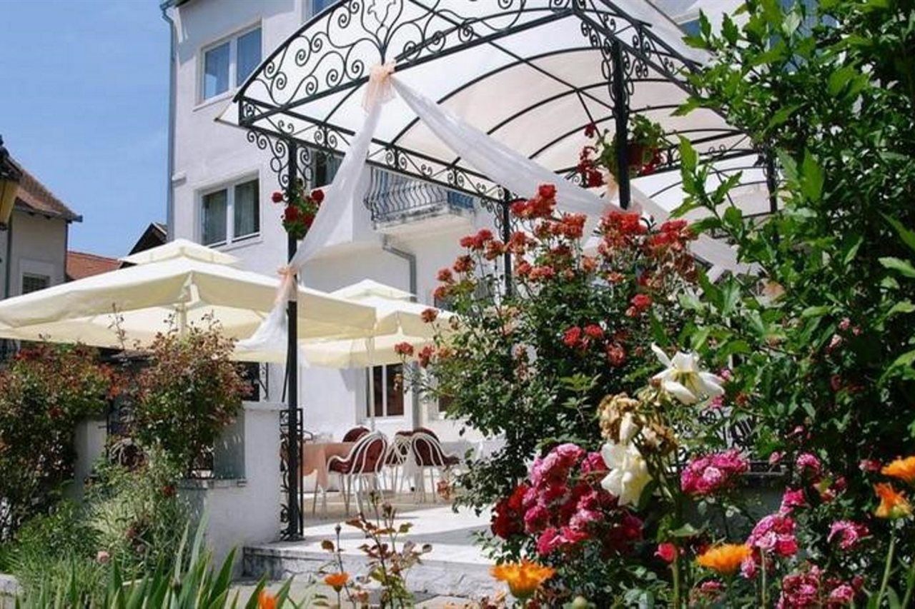 Beli Dvor Hotel ซอมโบร์ ภายนอก รูปภาพ
