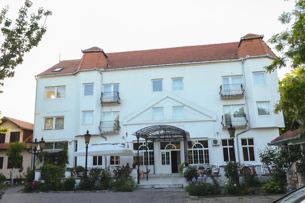 Beli Dvor Hotel ซอมโบร์ ภายนอก รูปภาพ
