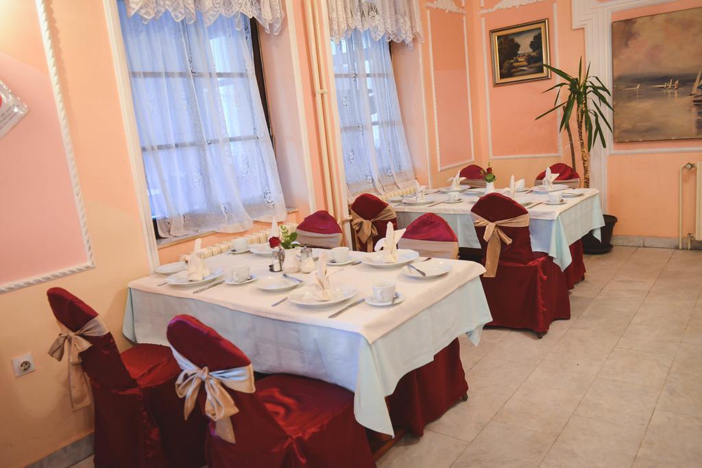 Beli Dvor Hotel ซอมโบร์ ภายนอก รูปภาพ