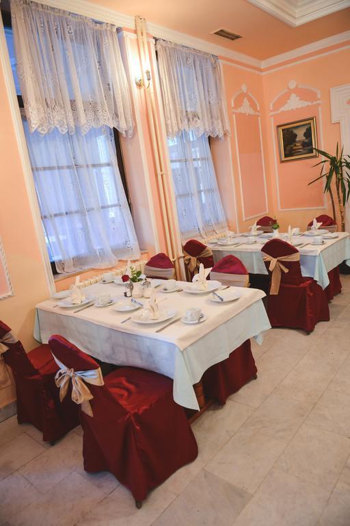 Beli Dvor Hotel ซอมโบร์ ภายนอก รูปภาพ
